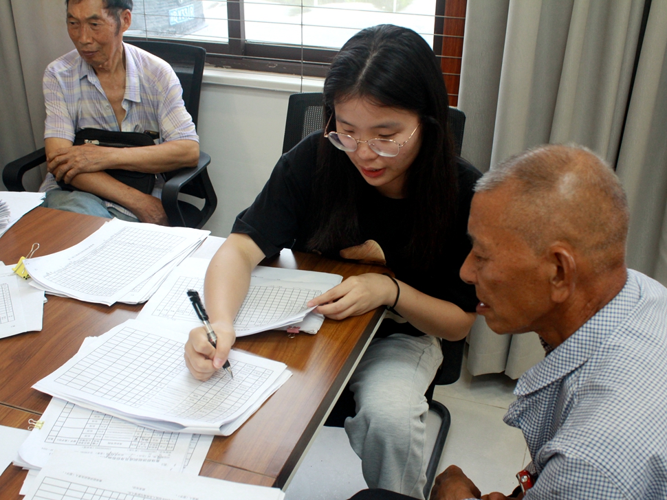 “专业服务基层,细心解答民声”2 “专业服务基层,细心解答民声”2